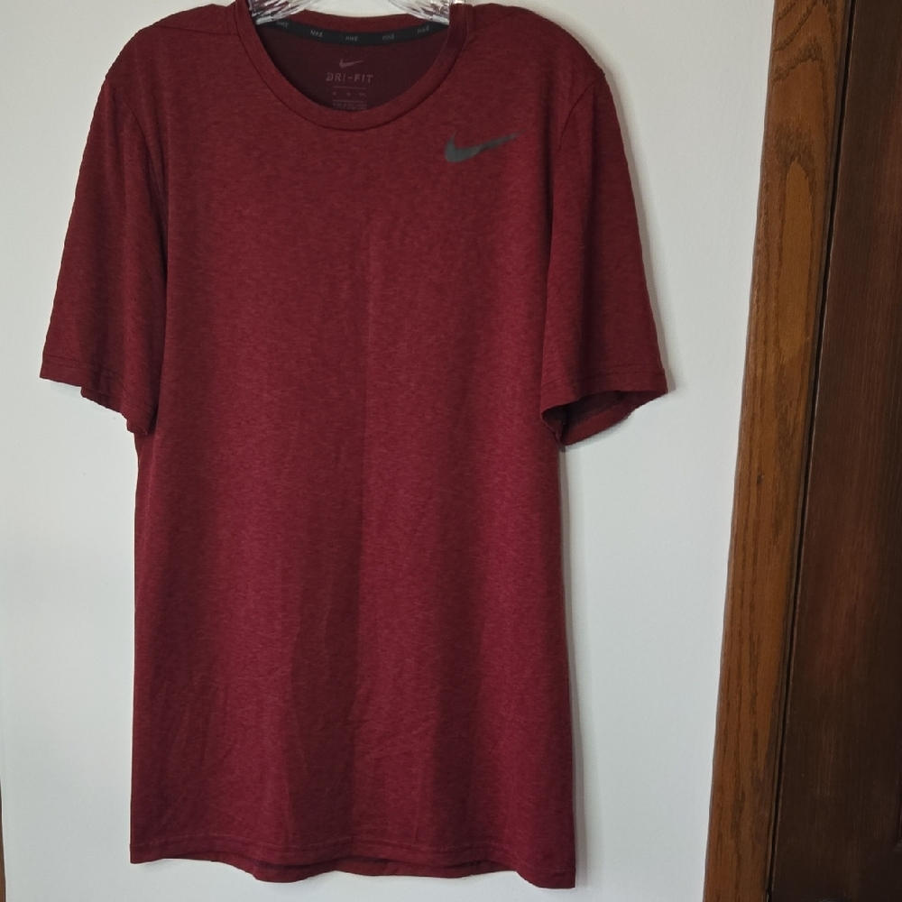Nike Men's Burgundy Short Sleeve Tee